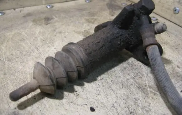 Clutch slave cylinder