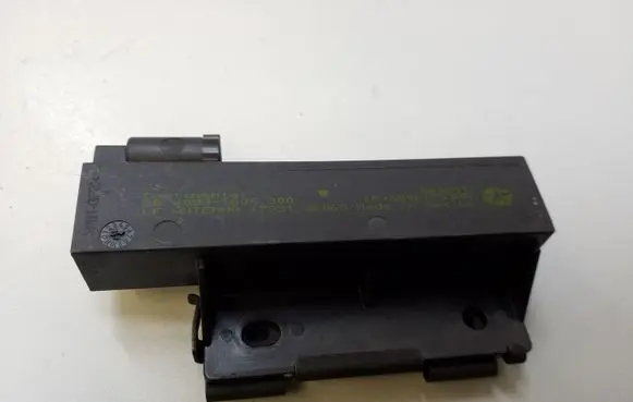 Chrysler 300C Aerial antenna amplifier 68067753AA 64469T