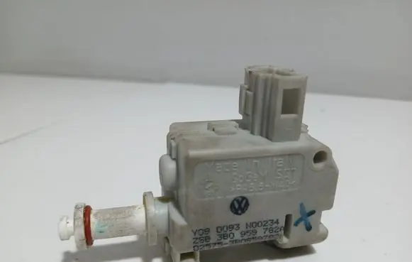 Audi A6 S6 C6 4F Fuel tank cap lock motor 3B0959782A