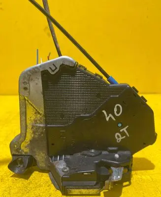 Toyota Corolla Verso AR10 Front door lock 
