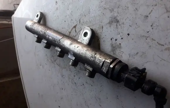 Opel Zafira B Fuel distributor 0445214095