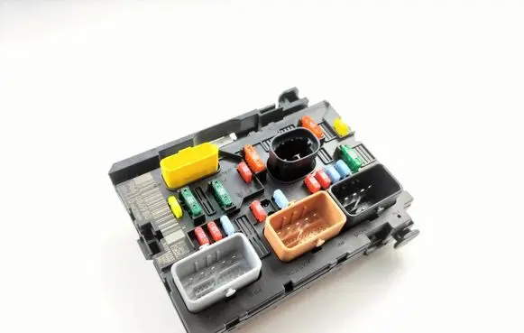 Peugeot 207 Fuse module 9661086980