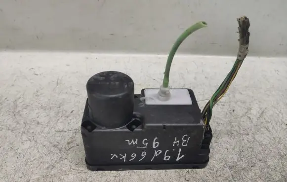 Volkswagen PASSAT B4 Central locking vacuum pump 1H0962257G