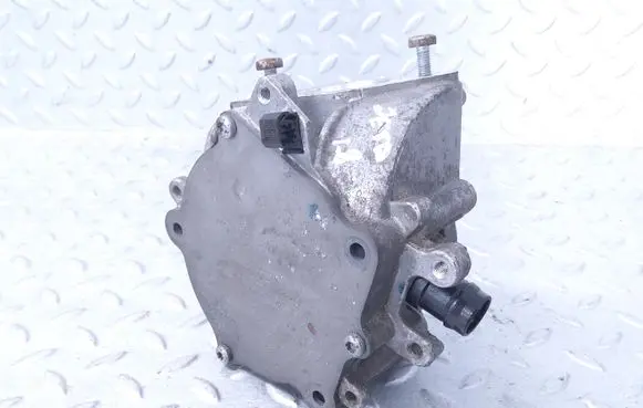 Volkswagen Jetta VI Vacuum pump 06K145100J