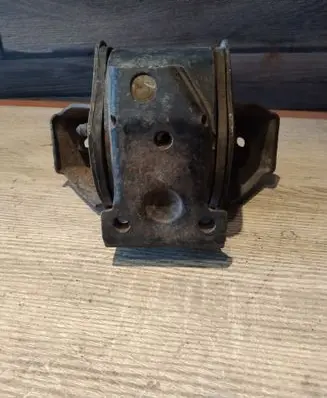 Volkswagen PASSAT B3 Engine mount bracket