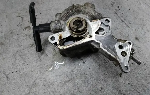 Volkswagen PASSAT B6 Vacuum pump 038145209K