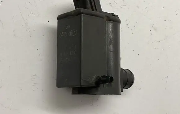 Hyundai i40 Windscreen/windshield washer pump 985101W000