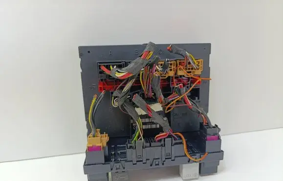 Volkswagen PASSAT B6 Fuse module 3C8937049AB