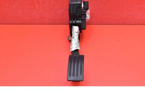Accelerator throttle pedal