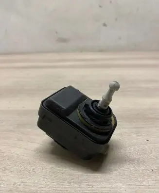 Headlight level adjustment motor