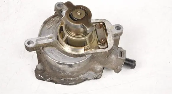 Volkswagen Golf V Vacuum pump 07K145100C