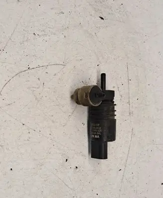 Volkswagen PASSAT B7 Windscreen/windshield washer pump 1K6955651