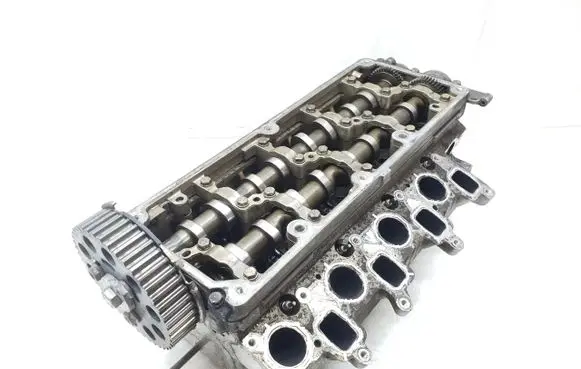 Volkswagen Touran II Engine head 03L103373A 03L103286A