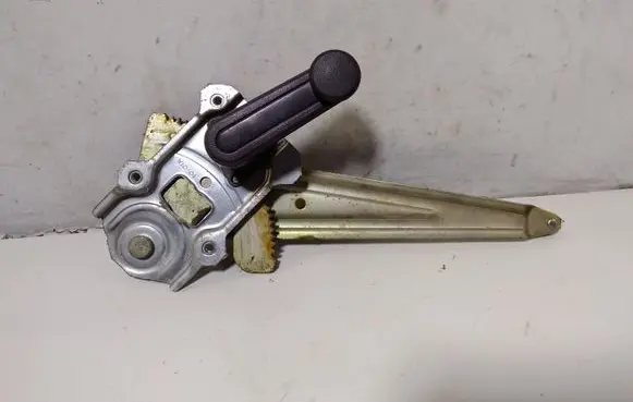 Rear door manual window regulator