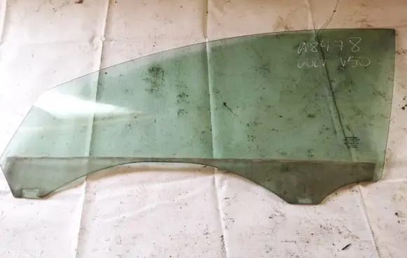 Volvo V50 Front door window glass four-door as2