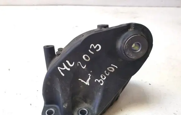 Engine mounting bracket