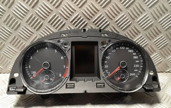 Volkswagen PASSAT B7 Speedometer (instrument cluster) 3AA920870 020743