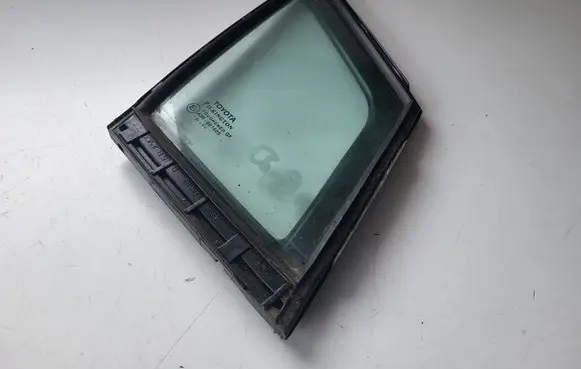 Toyota Avensis T270 Front door vent window glass four-door 