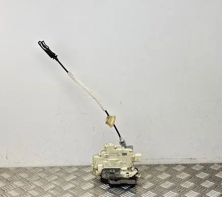 Volkswagen Touareg II Front door lock 8J1837016A