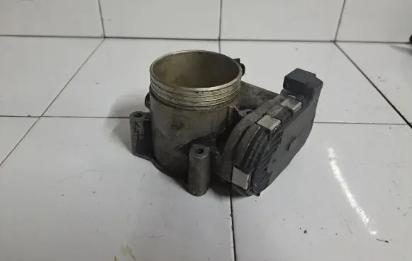 Volvo V70 Throttle valve 8677866 01W405