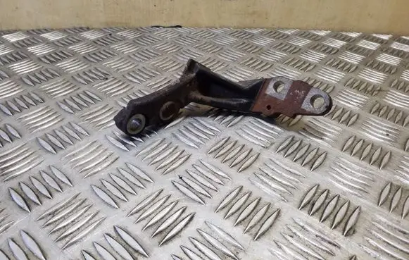 Toyota Avensis T270 Engine mounting bracket