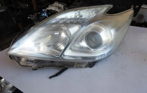 Toyota Prius (XW30) Headlight/headlamp