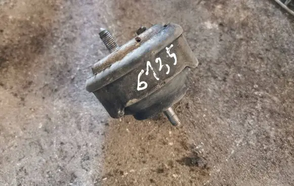 Volvo V70 Engine mount bracket