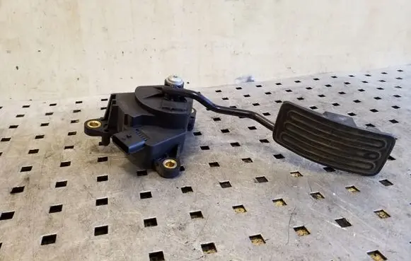 Nissan Qashqai Accelerator throttle pedal