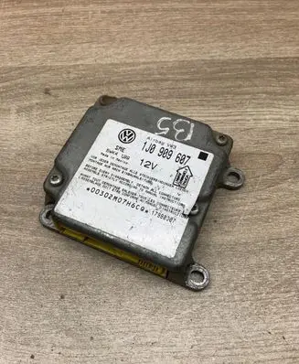 Volkswagen PASSAT B5 Airbag control unit/module 1J0909607 5WK4199