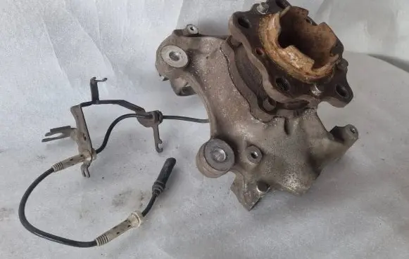 BMW M4 F82 F83 Front wheel hub 2284002