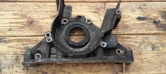 Volkswagen Golf IV Oil pump 038103153C
