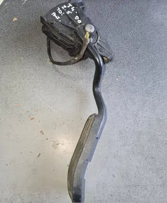 Accelerator throttle pedal