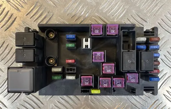Subaru Forester SH Fuse module 82241SC020 907162