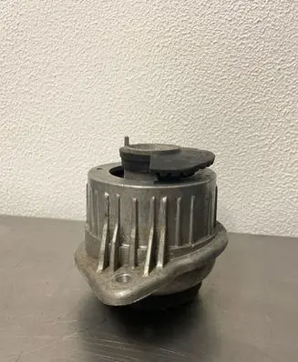 Mercedes-Benz S W222 Engine mount bracket