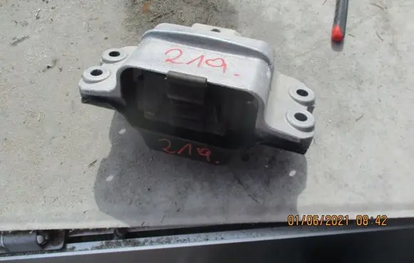 Audi A4 S4 B8 8K Engine mounting bracket