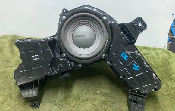 Ford Focus Subwoofer speaker 325344234