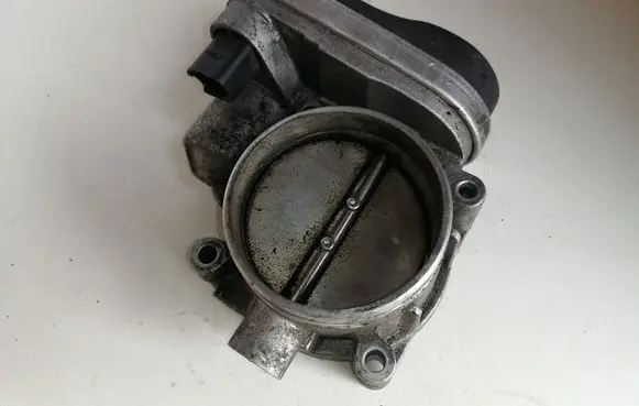 BMW 5 E60 E61 Throttle valve 7516946