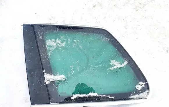 Volkswagen Touareg I Rear side window