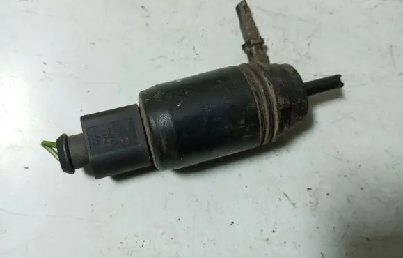 Volkswagen PASSAT B6 Windscreen/windshield washer pump 1K5955651