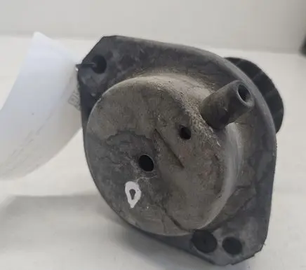 BMW 5 E60 E61 Engine mount bracket 6761092