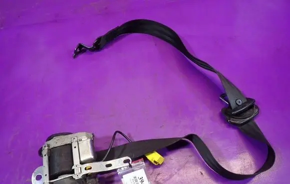Volkswagen Polo IV 9N3 Front seatbelt