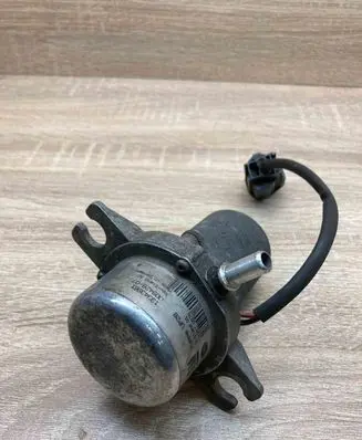 Opel Astra J Vacuum pump 13343961 00942807