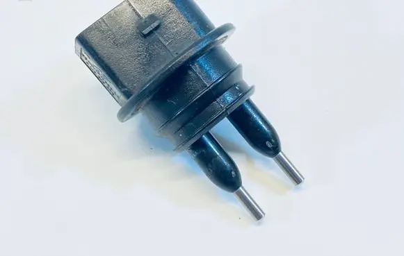 Volkswagen PASSAT B6 Windshield washer fluid level sensor 7M0919376