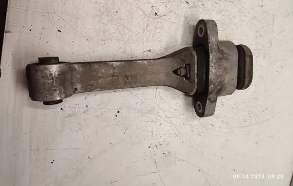 KIA Sorento Engine mount bracket