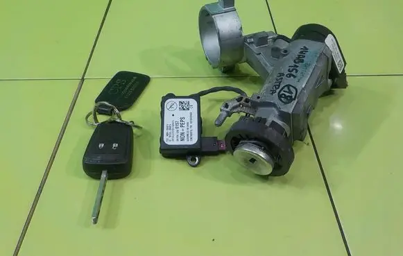 Opel Astra J Ignition lock 20939745