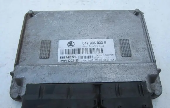 Skoda Fabia Mk2 (5J) Engine control unit/module 5WP4420210 047906033E