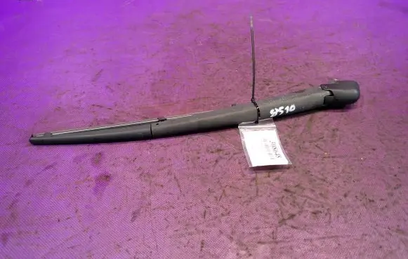 Rear wiper blade arm