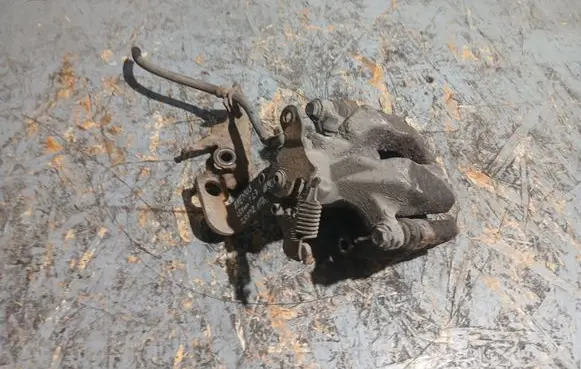 Toyota Avensis T270 Rear brake caliper 