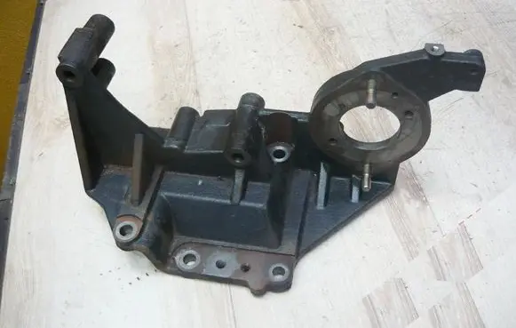 Mazda 6 Engine mounting bracket