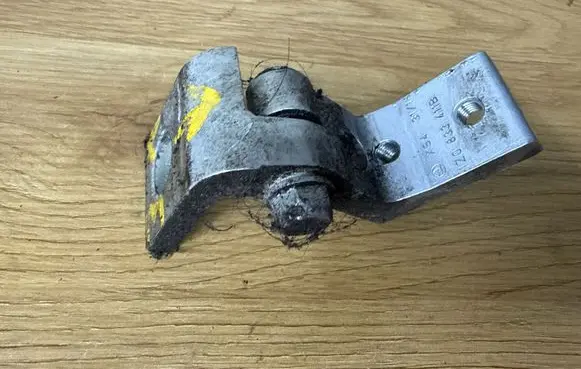 Skoda Octavia Mk2 (1Z) Rear door lower hinge 1Z0833411B